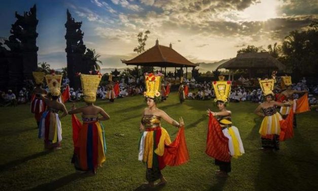 Tradisi Lokal Yang Masih Terjaga Di Tengah Modernisasi